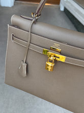 Hermès Bag, Kelly Sellier 32 Etoupe Epsom with Gold Hardware