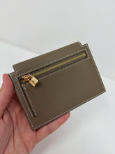 Hermès 2021 Etoupe Epsom Leather Kelly Pocket Compact Wallet