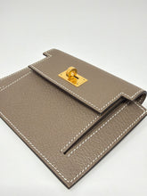 Hermès 2021 Etoupe Epsom Leather Kelly Pocket Compact Wallet