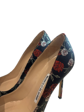 Manolo Blahnik Shoes, Floral Jacquard Silk Pumps (size 36)