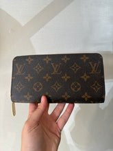 Louis Vuitton Monogram Canvas Zippy Wallet